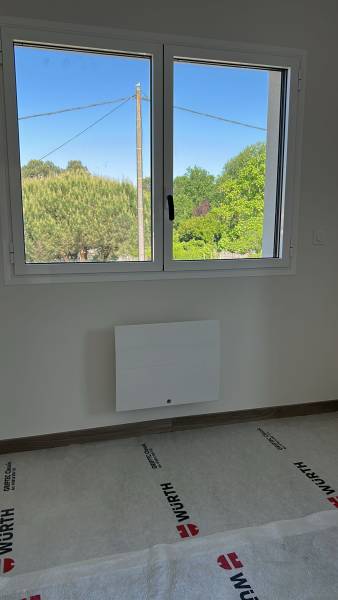 Installation d'un radiateur Thermor chambre dans maison neuve à Léognan proche Bordeaux 