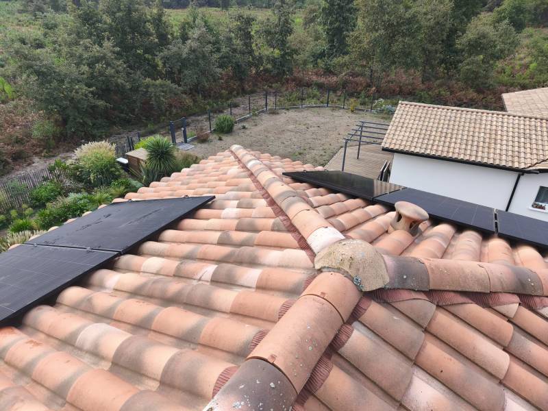 Installations de panneaux photovoltaïques DMEGC avec micro onduleurs sur toiture à Saucats en Gironde