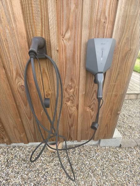 Installation d'une borne de recharge Easee One 7,4 kW pour véhicule électrique à Saucats proche Léognan 
